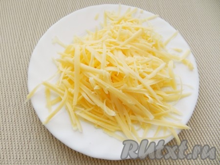 Натереть сыр на крупной тёрке.