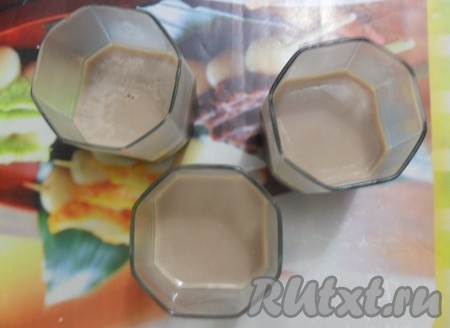 Переливаем в формочки. Ставим в морозилку на 15 минут, чтобы шоколадное желе «схватилось».
