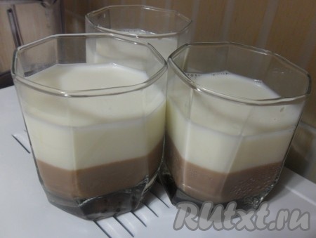 Молочный слой желе готовится также, только без добавления какао. Остывшую жидкость переливаем на шоколадный слой. И в холодное место, примерно на час.
