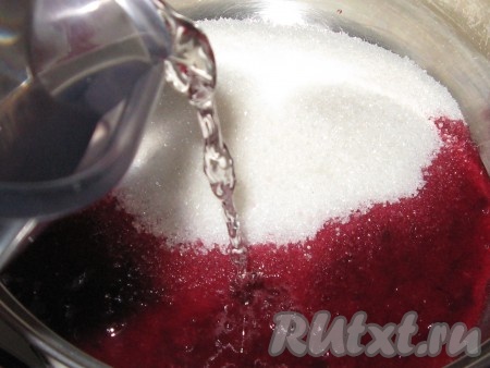 Пюре клюквы выложить в кастрюльку, добавить сахар и влить воду.
