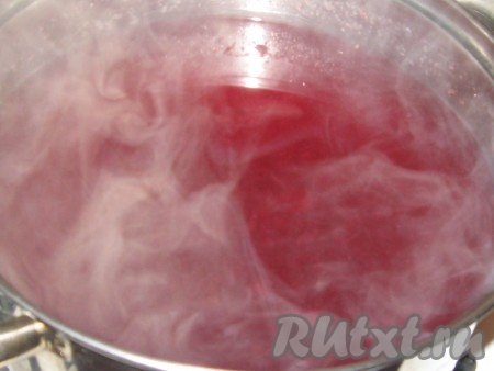 Поставить на огонь и довести до кипения, после закипания проварить минут 3-5, снять с огня и охладить.