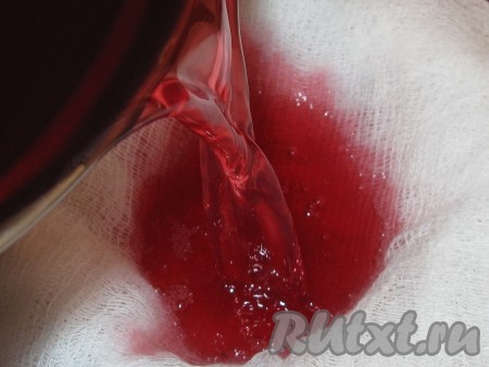 Затем морс из клюквы процедить в графин через несколько слоев марли.
