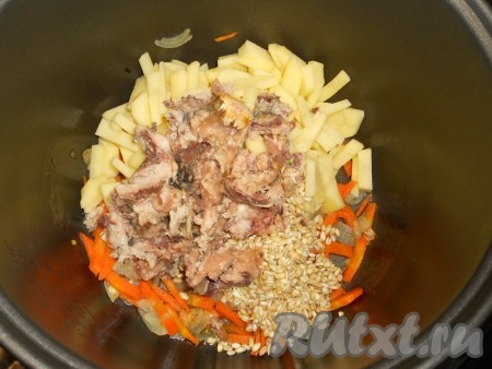 Консервы открыть, помять рыбу немного, чтобы кусочки были поменьше и отправить к овощам и крупе.