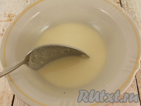 В небольшой посуде развести муку в холодной воде.