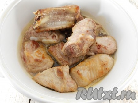 Влить воду с мукой в кастрюлю с соевым соусом, сахаром и уксусом. Размешать, довести до кипения и варить пока немного не загустеет (минут 5). Переложить обжаренные свиные ребрышки в соус. Перемешать. Тушить на самом медленном огне под прикрытой крышкой около 1 часа.
