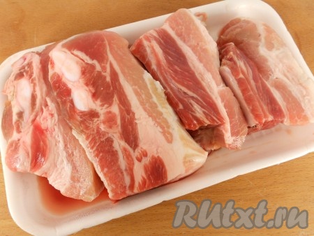 Свиные ребра вымыть, обсушить и если нужно порезать на части.