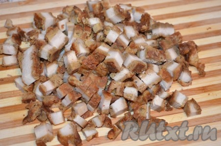 Мясо порезать мелким кубиком.