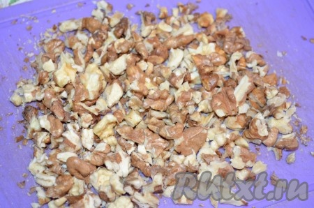 Орехи порубить, но не в крошку.