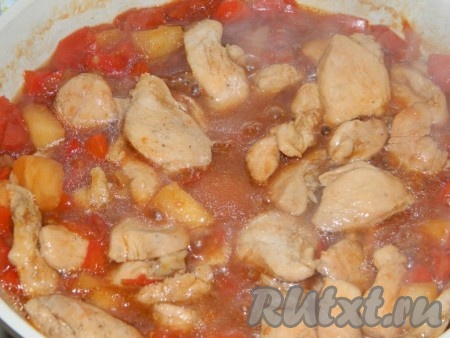 Обжаренное куриное филе добавить в кисло-сладкий соус с ананасами, перемешать, дать закипеть, а затем тушить на небольшом огне под крышкой минут 10.