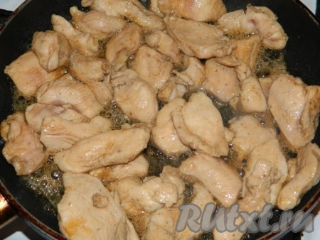 А в это время на другой сковороде разогреть растительное масло, выложить полоски куриного филе и обжарить на среднем огне в течение 5-7 минут, иногда перемешивая.