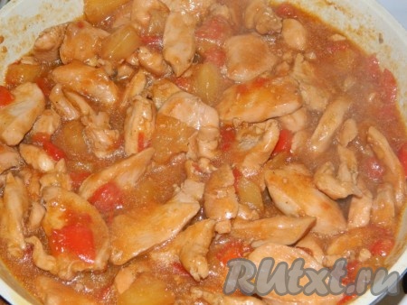 Готовое блюдо снять с огня и в горячем виде подать к столу. 