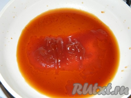 Для приготовления соуса в глубокой сковороде смешать яблочный уксус,  4 столовых ложки соевого соуса, томатную пасту. Поставить на небольшой огонь и прогреть, добавив 3 чайных ложки сахара, помешивая, в течение 2-3 минут.