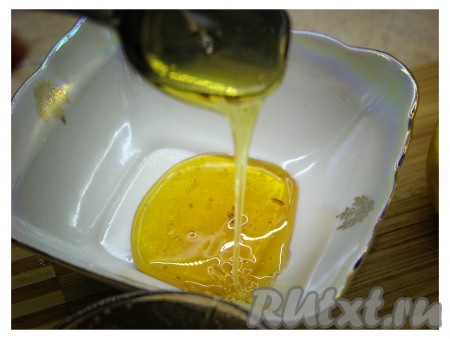 Берем 2 чайные ложки меда. 