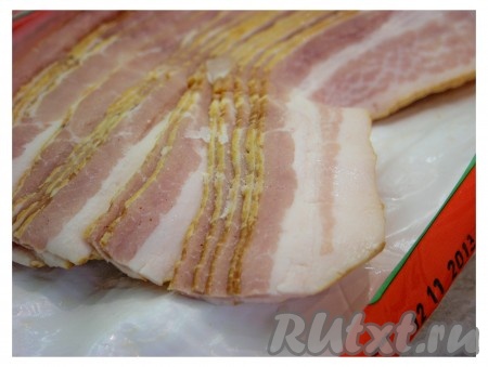 Бекон нарезать мелкими кубиками и обжарить.
