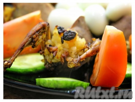 Перепелок, фаршированных рисом, сухофруктами и апельсинами, украсить яйцами и овощами. 