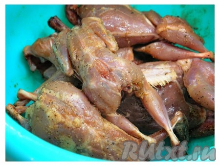 Перепелок вымыть, натереть солью и перцем и оставить на час мариноваться. 