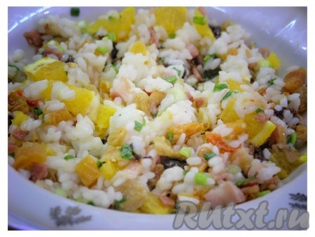 Бекон и рис остудить. И смешать с апельсинами, курагой, изюмом и зеленым луком.