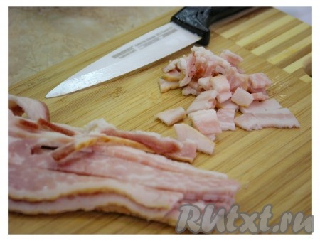 Бекон нарезать мелкими кубиками и обжарить.