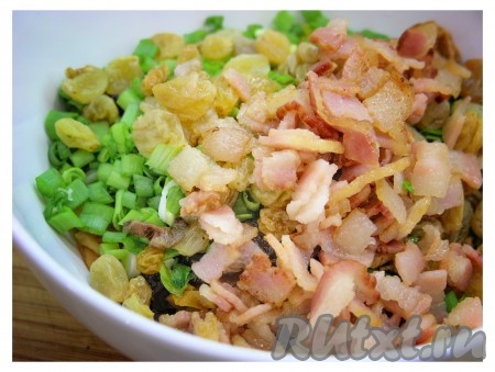 Бекон и рис остудить. И смешать с апельсинами, курагой, изюмом и зеленым луком.