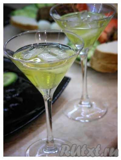 Я предпочитаю подавать к этому блюду ликёр "Лимончелло", хорошо разведенный льдом. Ликёр подчеркивает богатый вкус сухофруктов и цитрусовых, которые использовались при приготовлении данного блюда. Лед же делает напиток более нежным и менее терпким.