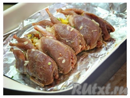 Начинить получившимся фаршем перепелок.