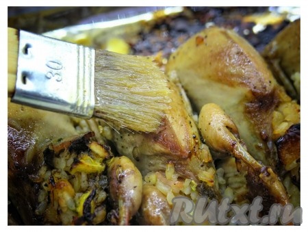 После чего смазываем каждую тушку нашим соусом. Соуса можно не жалеть. Он весь впитается.