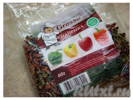 Добавить в рис немного паприки и соли (сильно не солить, так как бекон, как правило, сильно пересолен) и варить до полуготовности.