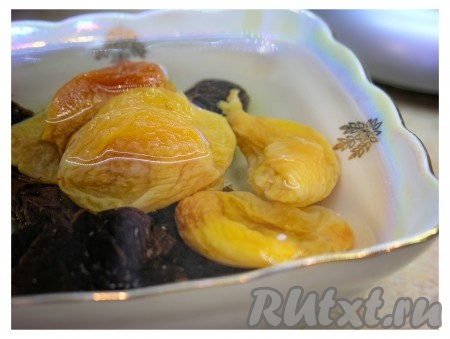 Изюм, курагу и чернослив залить кипятком минут на 15 для аромата и более нежной текстуры. 