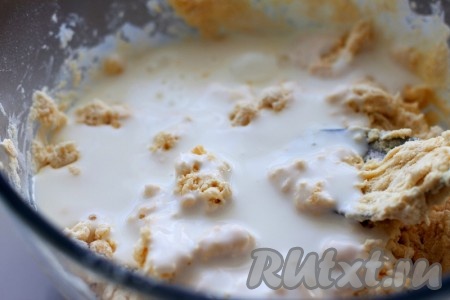 Добавьте в муку яйца, сметану и кефир.