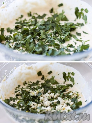 Нашинкуйте петрушку и измельчите чеснок. Добавьте в мучную смесь.