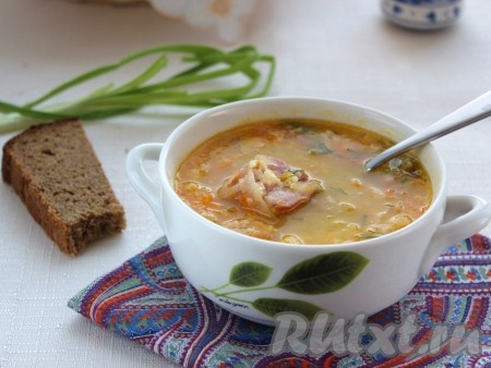 Сытные, наваристые, вкусные щи из квашеной капусты с копчёными рёбрышками разливаем по тарелкам, добавляем зелень и приступаем к трапезе.