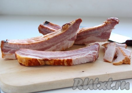 Подготовить рёбрышки, срезать с них жир. Подготовленные рёбра переложить в кастрюлю, залить 2,5 литрами воды и поставить на огонь, после закипания воды варить рёбрышки на небольшом огне минут 20.