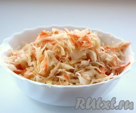 Квашеную капусту, если она кислая, промыть водой, отжать от лишней жидкости.