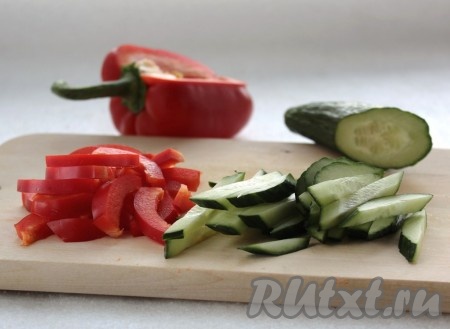 Нарезать соломкой красный перец и огурец.