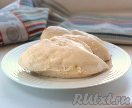 Отварить куриное филе в подсоленной воде в течение 20 минут с момента закипания, оставить остывать в бульоне