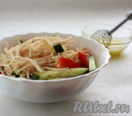 Смешать куриную грудку и овощи, посолить, поперчить, полить салат ароматной заправкой.
