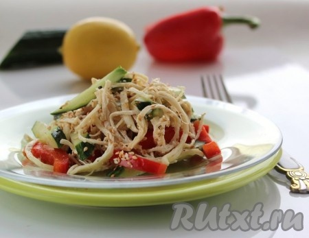 Выложить салат из куриной грудки и овощей в тарелку, посыпать кунжутом и подать к столу.&nbsp;
