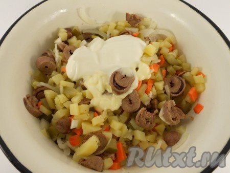 Салат с варёными куриными сердечками и овощами заправить майонезом (можно заправить только сметаной или смесью майонеза и сметаны).