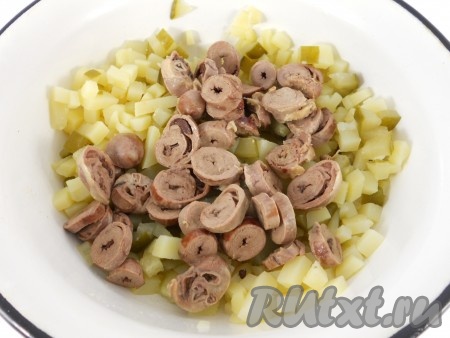 Отваренные куриные сердечки нарезать на небольшие кружочки, добавить&nbsp;в салат из картошки и огурцов.