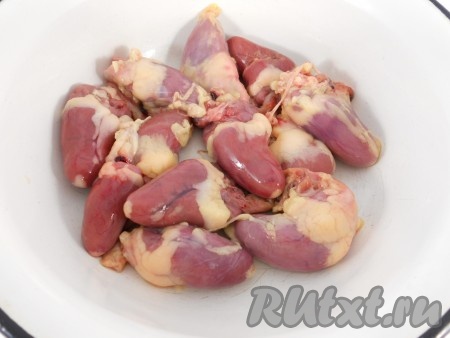 Картофель и морковь вымыть, не очищая от кожуры, выложить в кастрюлю, залить полностью водой, поставить на огонь и отварить до готовности (на варку картошки потребуется минут 20-25 с момента закипания воды, моркови - минут 30). Куриные сердечки хорошо промыть водой, отрезать трубочки с кровью, если не любите жир, его можно тоже удалить (я жир оставила).