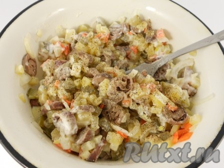 Посолить и поперчить по вкусу, хорошо перемешать.