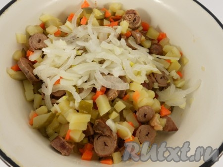 Сюда же выложить варёную морковь, нарезанную на небольшие кубики, и отжатый от жидкости маринованный лук.