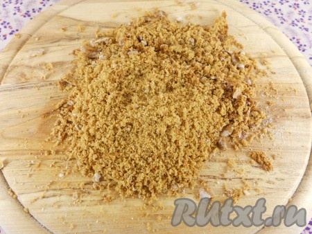 Оставленные целые пряники натереть на тёрке.