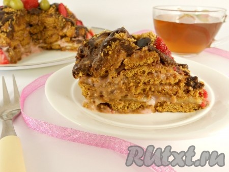 Торт, приготовленный из пряников без выпечки со сметаной и бананом, в разрезе.