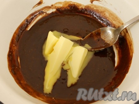 Приготовить глазурь: влить молоко в небольшую миску, добавить сахар и какао, поставить на огонь. Постоянно помешивая довести смесь до кипения, затем добавить сливочное масло, перемешать до полного растворения масла, снять с огня.