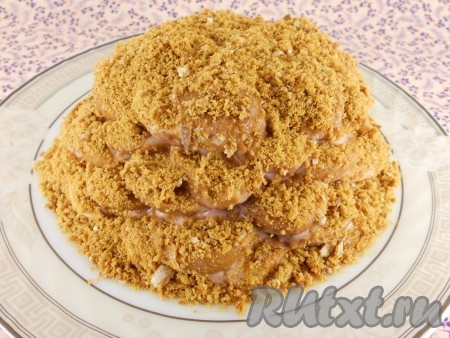 Обсыпать весь торт пряничной крошкой.