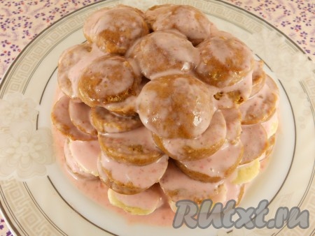 Далее также выкладывать следующие слои пряников, покрытые сметанной смесью, каждый последующий слой немного уменьшать в диаметре (как бы формировать горку) и немного поливать сметанной смесью. Между слоями пряников можно выкладывать кружочки бананов (я выкладывала бананы только между двумя слоями пряников).