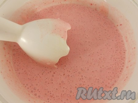 Погружным блендером взбить ягоды со сметаной и сахаром до однородной массы.