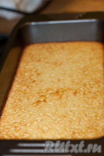 Готовое творожное суфле можно кушать, как теплым, так и уже остывшим. Соус желательно подавать сразу или подогревать перед подачей.
