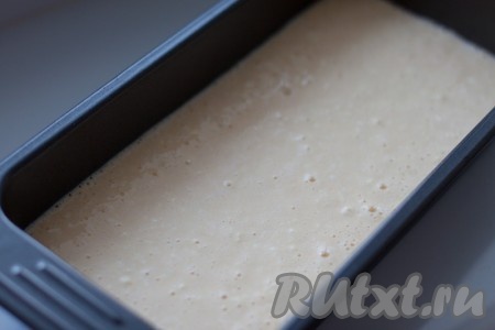 Желтки взбить с сахарной пудрой. Белки взбить в отдельной посуде. Творог аккуратно смешать лопаткой с желтками, мукой и ванилином. Затем постепенно добавить белки, перемешивая до однородной воздушной массы. Выложить массу в форму и выпекать при температуре 180 градусов в течение 35 минут.
